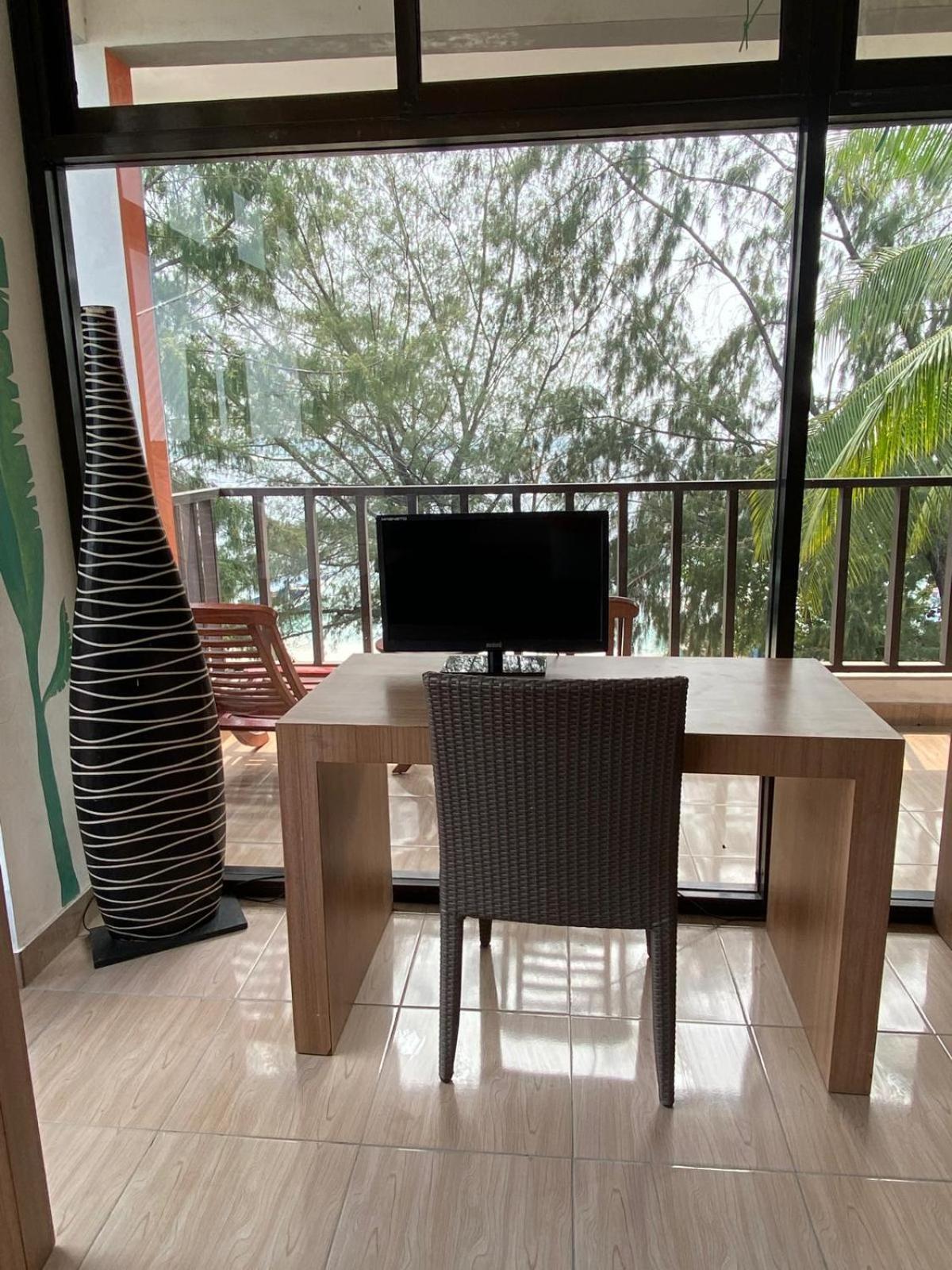 Tropica Gili Total Body Fit - Free Access Gym And Coworking Space Gili Trawangan Exterior photo